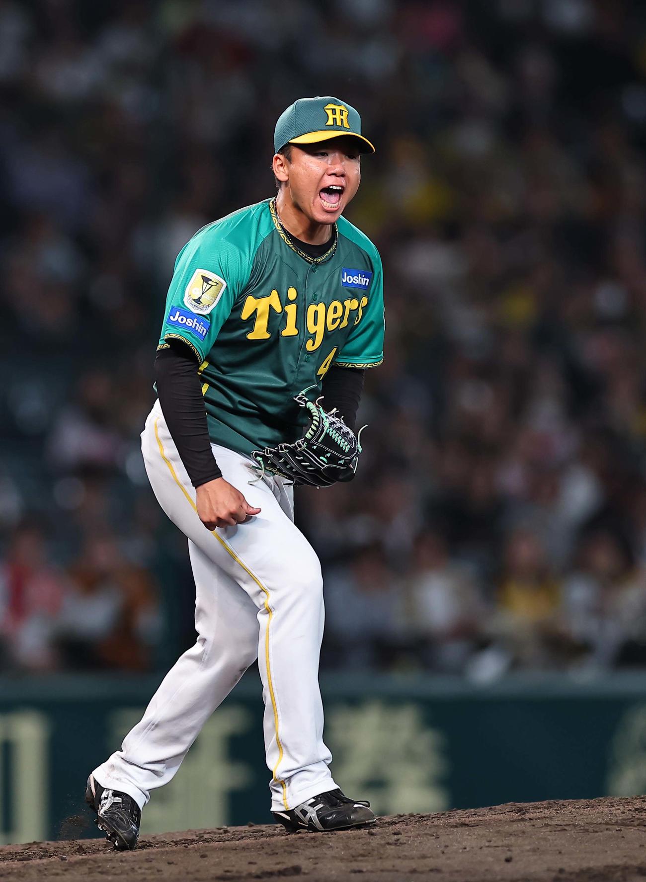 阪神対巨人　7回表巨人2死二、三塁、村上は山崎から三振を奪い雄たけびを上げる（撮影・上田博志）