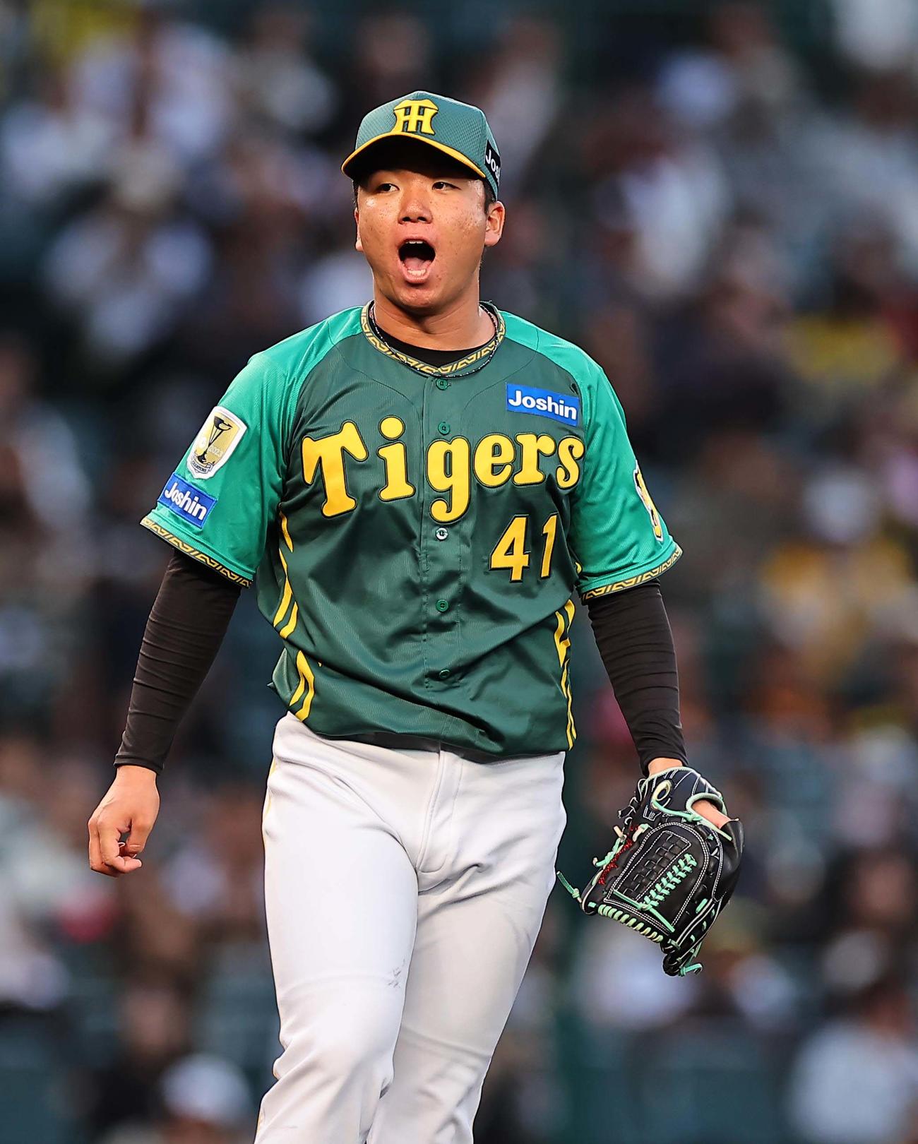 阪神対巨人　1回表巨人無死、萩尾から三振を奪い雄たけびを上げる村上（撮影・上田博志）