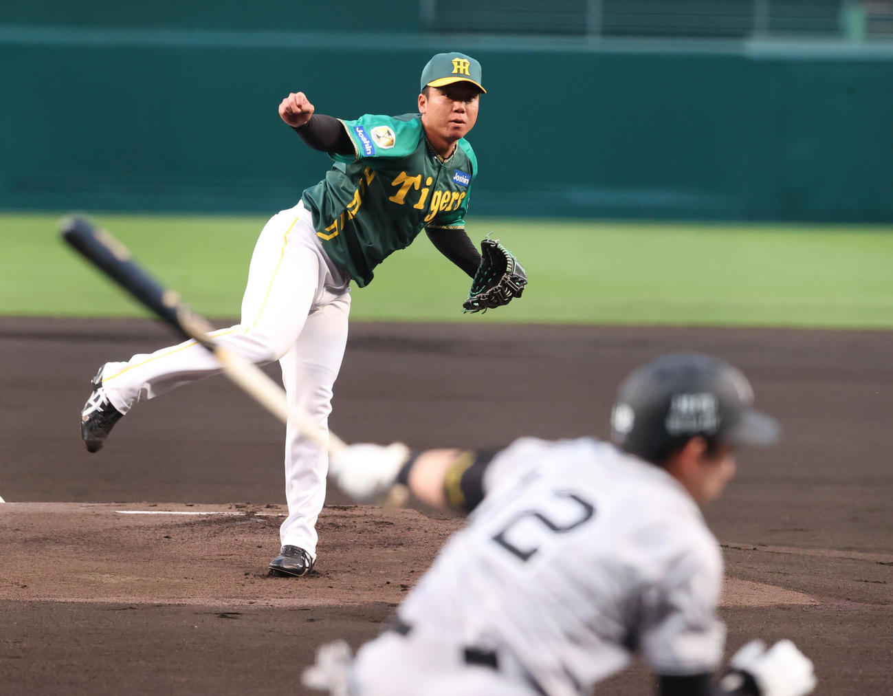 阪神対巨人　1回表巨人無死、村上は萩尾を空振り三振に仕留める（撮影・上山淳一）