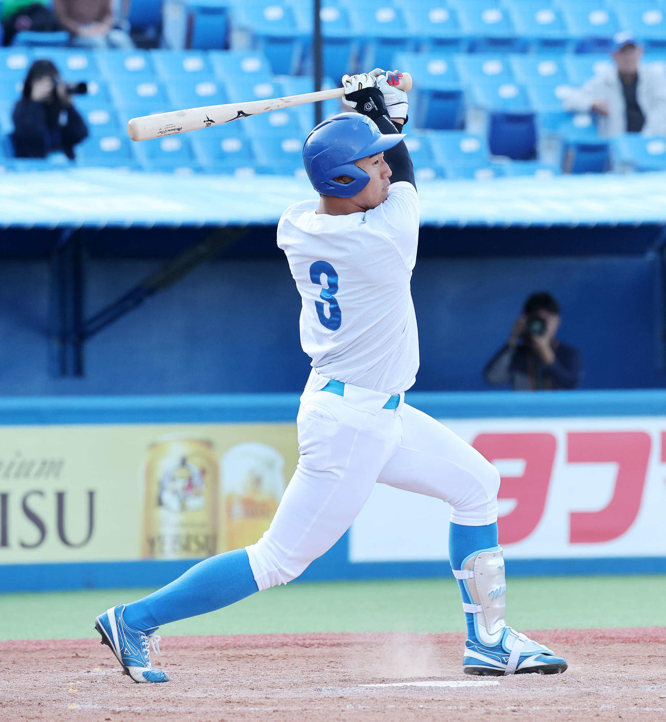 青学大対亜大　3回表青学大2死一塁、西川は右越え二塁打を放つ（撮影・鈴木正人）