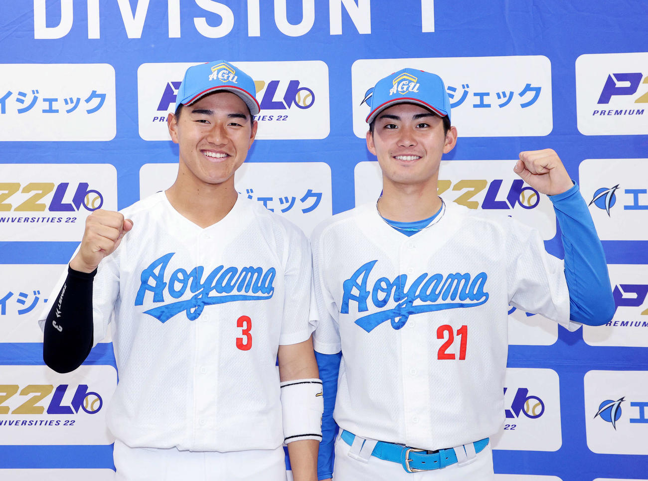 青学大対亜大　勝利し笑顔でガッツポーズする青学大・西川（左）と児玉（撮影・鈴木正人）