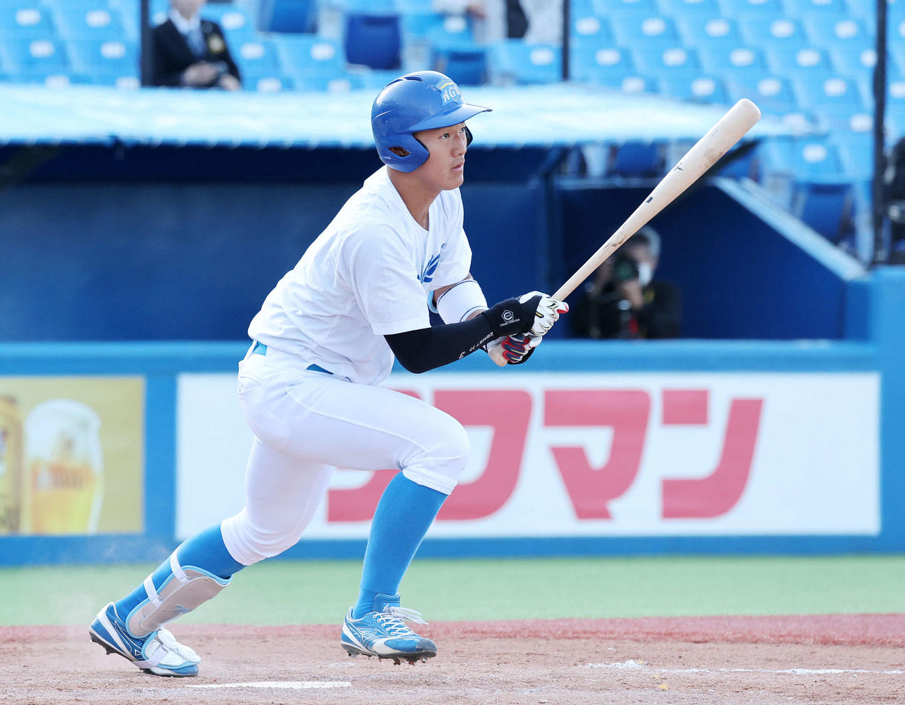 青学大対亜大　3回表青学大2死一塁、西川は右越え二塁打を放つ（撮影・鈴木正人）