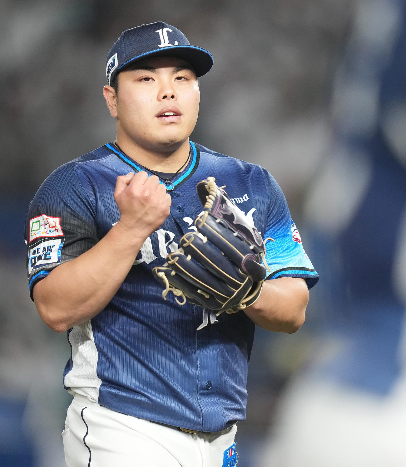 ロッテ対西武　5回裏を終え、グラブをたたく西武平良（撮影・鈴木みどり）