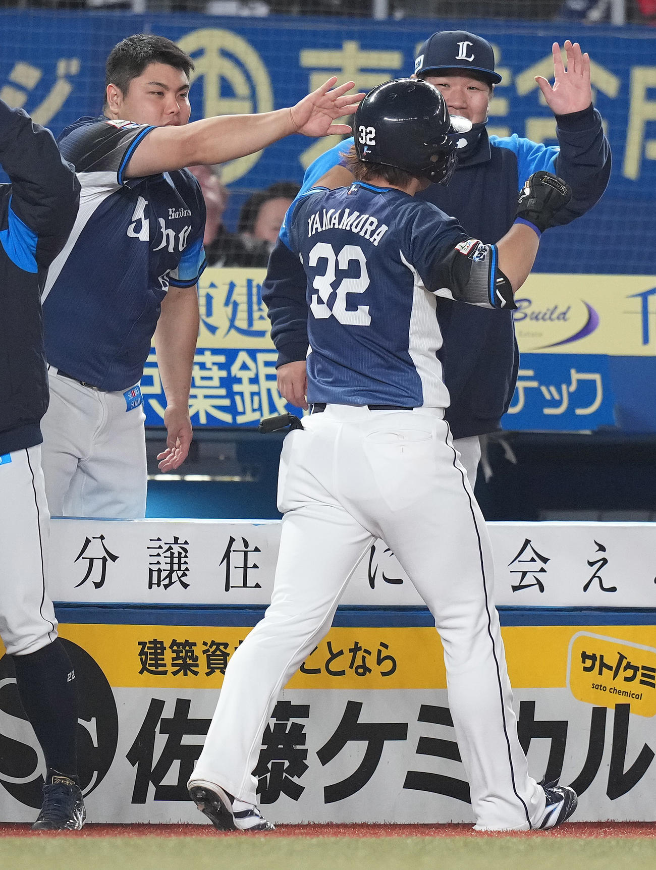 ロッテ対西武　7回表西武2死一、二塁、右越え3点本塁打を放った山村（中央）の頭をなでる平良（左）（撮影・鈴木みどり）