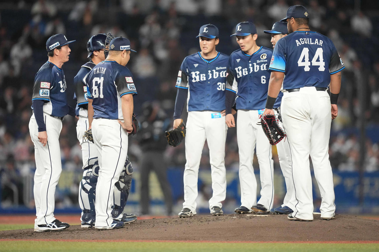 ロッテ対西武　3回裏、平良（左から3人目）のもとに集まる西武ナイン（撮影・鈴木みどり）