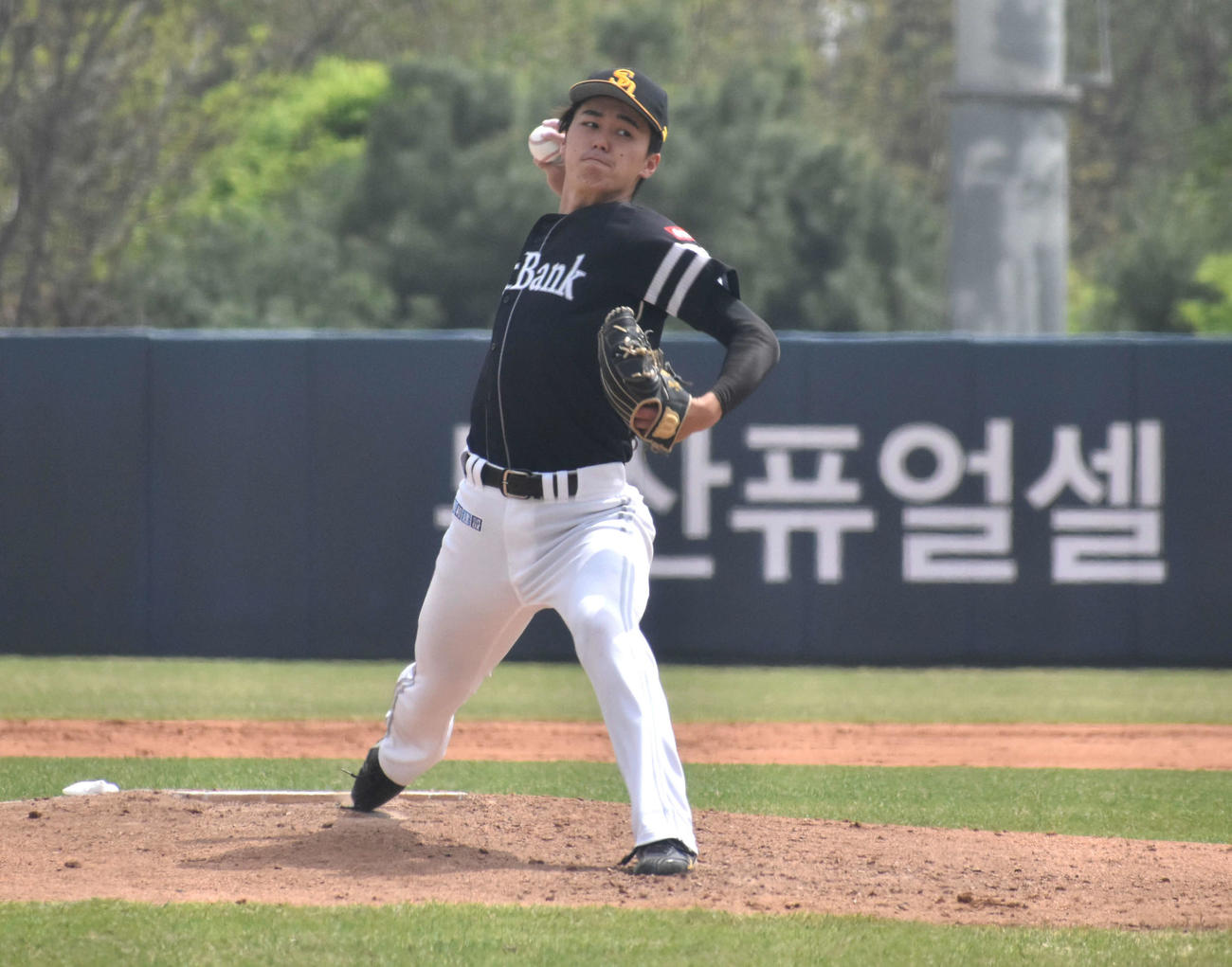 韓国・斗山ベアーズ戦に先発する井崎（撮影・只松憲）