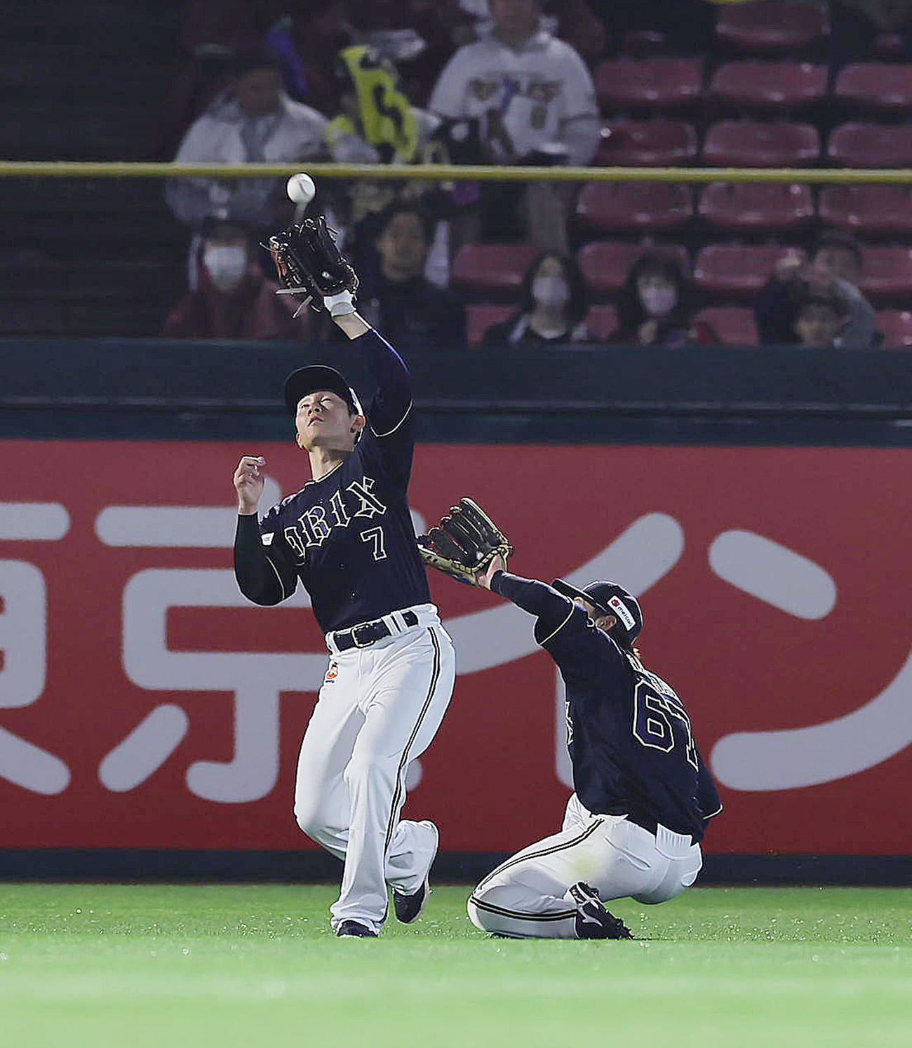 楽天対オリックス　4回裏楽天2死、島内宏明の飛球を中堅手中川（右）とぶつかりそうになりながら捕球する左翼手西川（撮影・足立雅史）