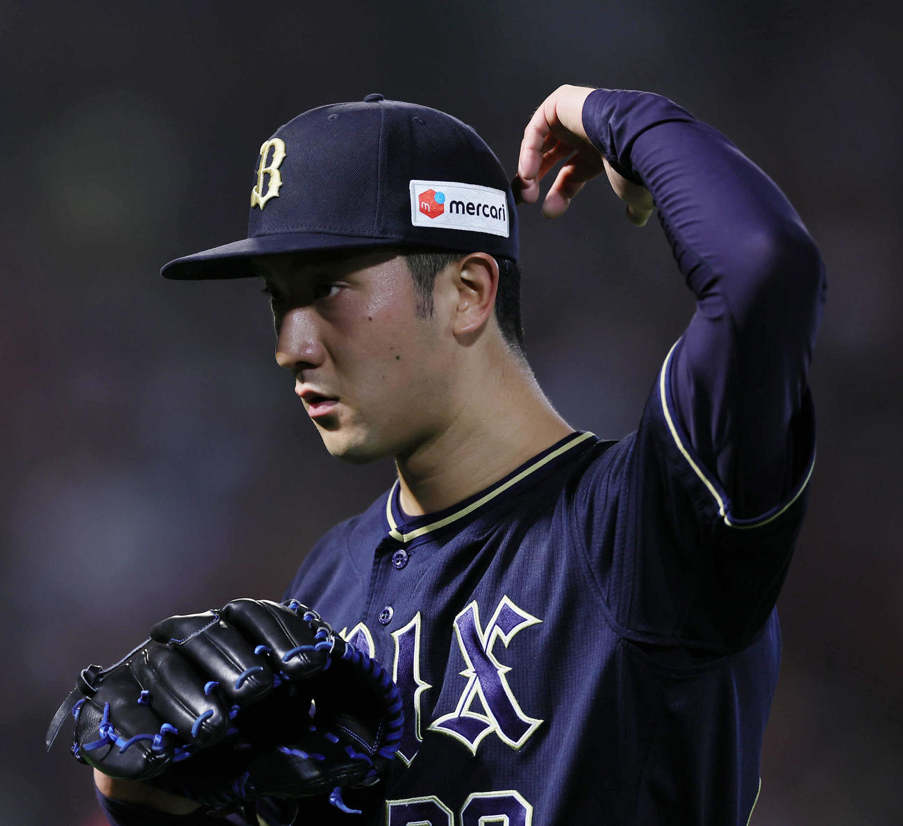 楽天対オリックス　3回5失点となり浮かない顔でベンチに戻るオリックス田嶋（撮影・足立雅史）