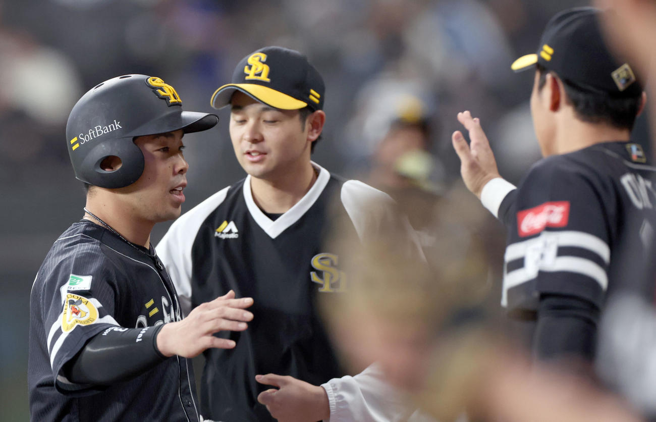 日本ハム対ソフトバンク　1回表、先制となる右前適時打を放ちナインに出迎えられる近藤（左）（撮影・佐藤翔太）
