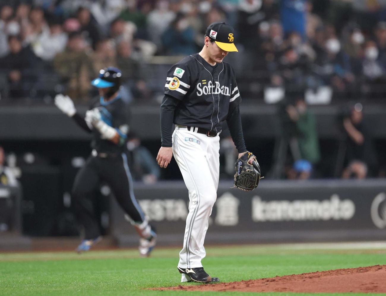 日本ハム対ソフトバンク　3回裏日本ハム1死一、二塁、郡司に中越え3点本塁打を浴びる有原（撮影・黒川智章）