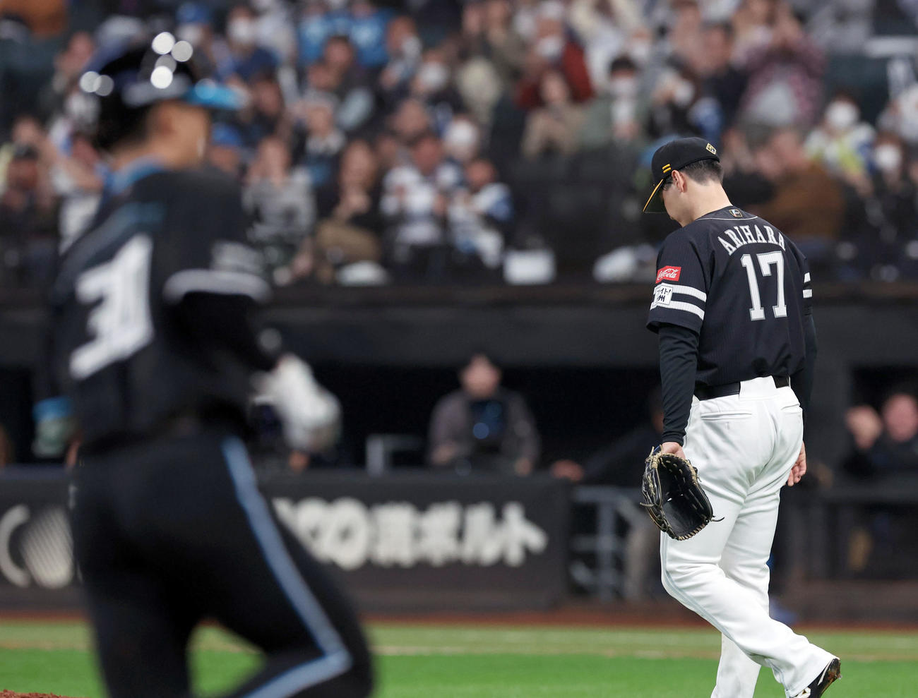 日本ハム対ソフトバンク　3回裏日本ハム1死一、二塁、郡司（左手前）に中越え3点本塁打を浴びる有原（撮影・佐藤翔太）