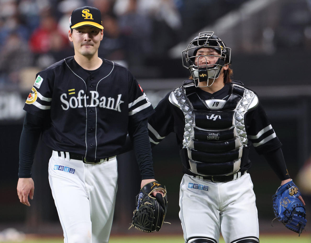 日本ハム対ソフトバンク　3回裏、逆転を許しベンチに戻る有原（左）と甲斐（撮影・佐藤翔太）