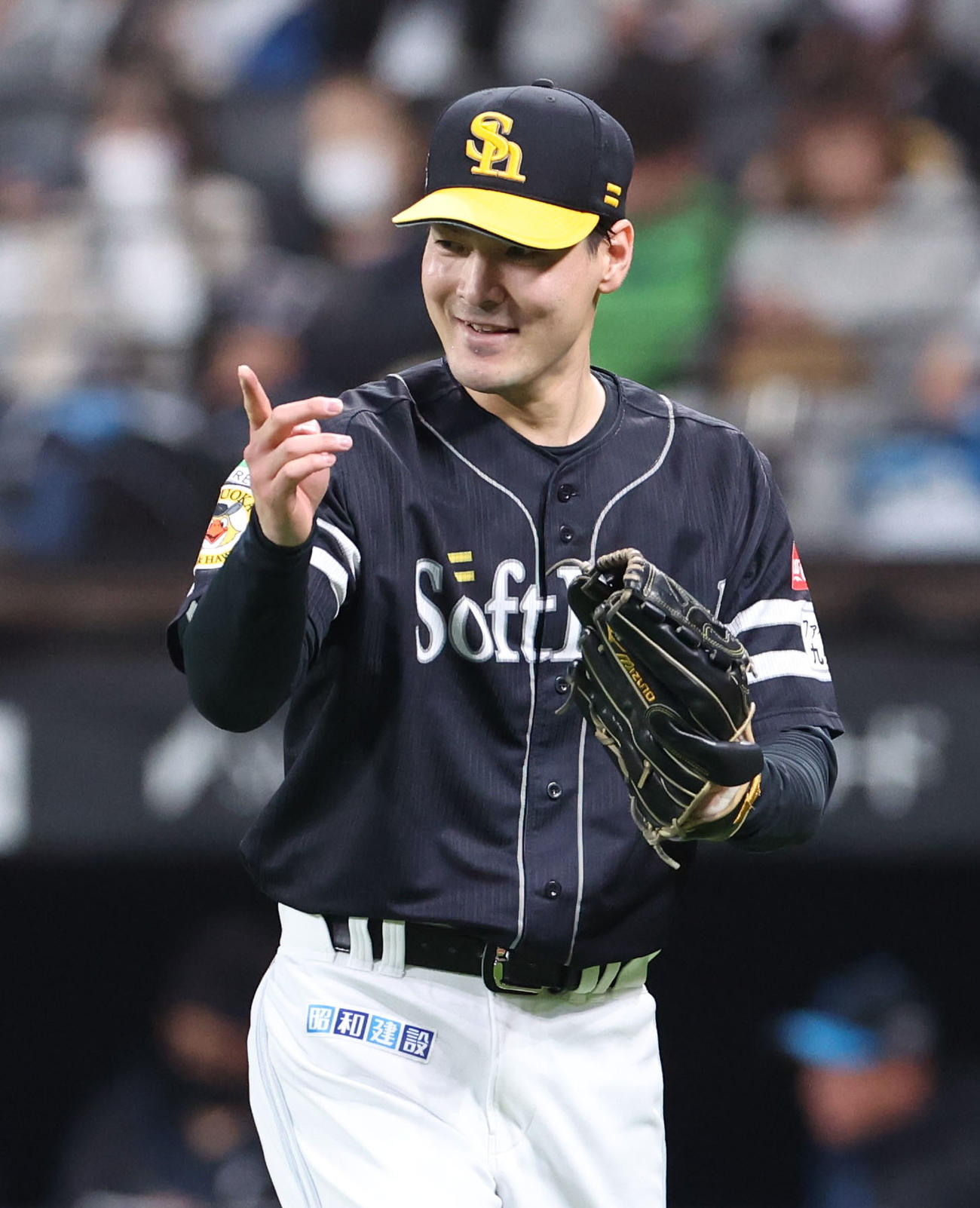 日本ハム対ソフトバンク　2回裏を無失点に抑え笑顔でベンチに戻る有原（撮影・佐藤翔太）