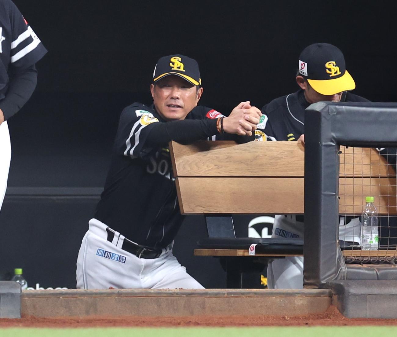 日本ハム対ソフトバンク　試合を見つめる小久保監督（撮影・黒川智章）