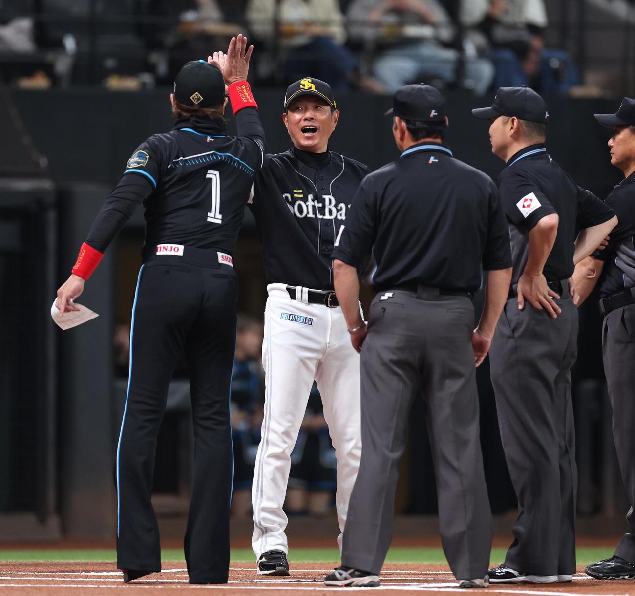 日本ハム対ソフトバンク　メンバー表交換で新庄監督とハイタッチする小久保監督（撮影・黒川智章）