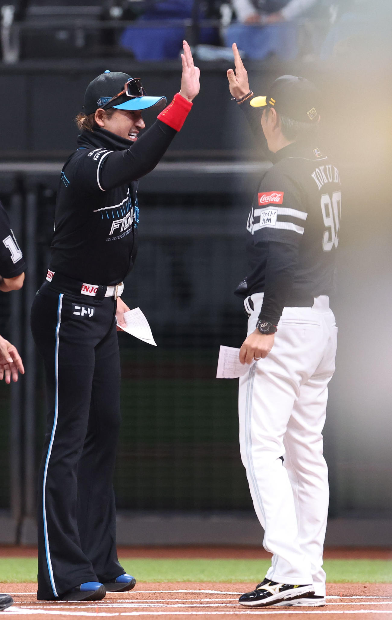 日本ハム対ソフトバンク　試合前、ハイタッチをする日本ハム新庄監督（左）とソフトバンク小久保監督（撮影・佐藤翔太）