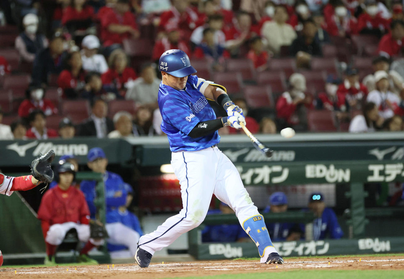 広島対DeNA 8回表DeNA2死一塁、牧は左前打を放つ（撮影・加藤孝規）