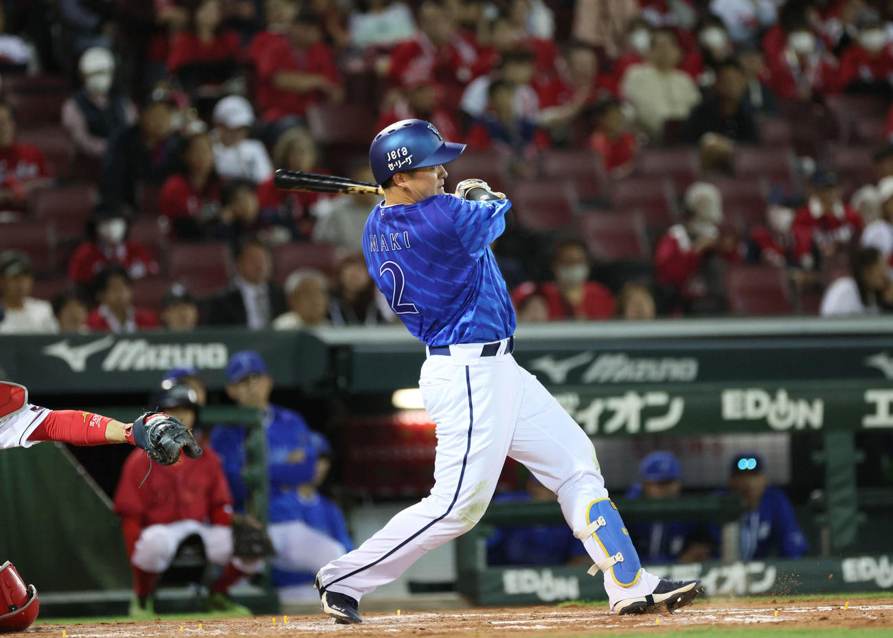 広島対DeNA 8回表DeNA2死一塁、牧は左前打を放つ（撮影・加藤孝規）