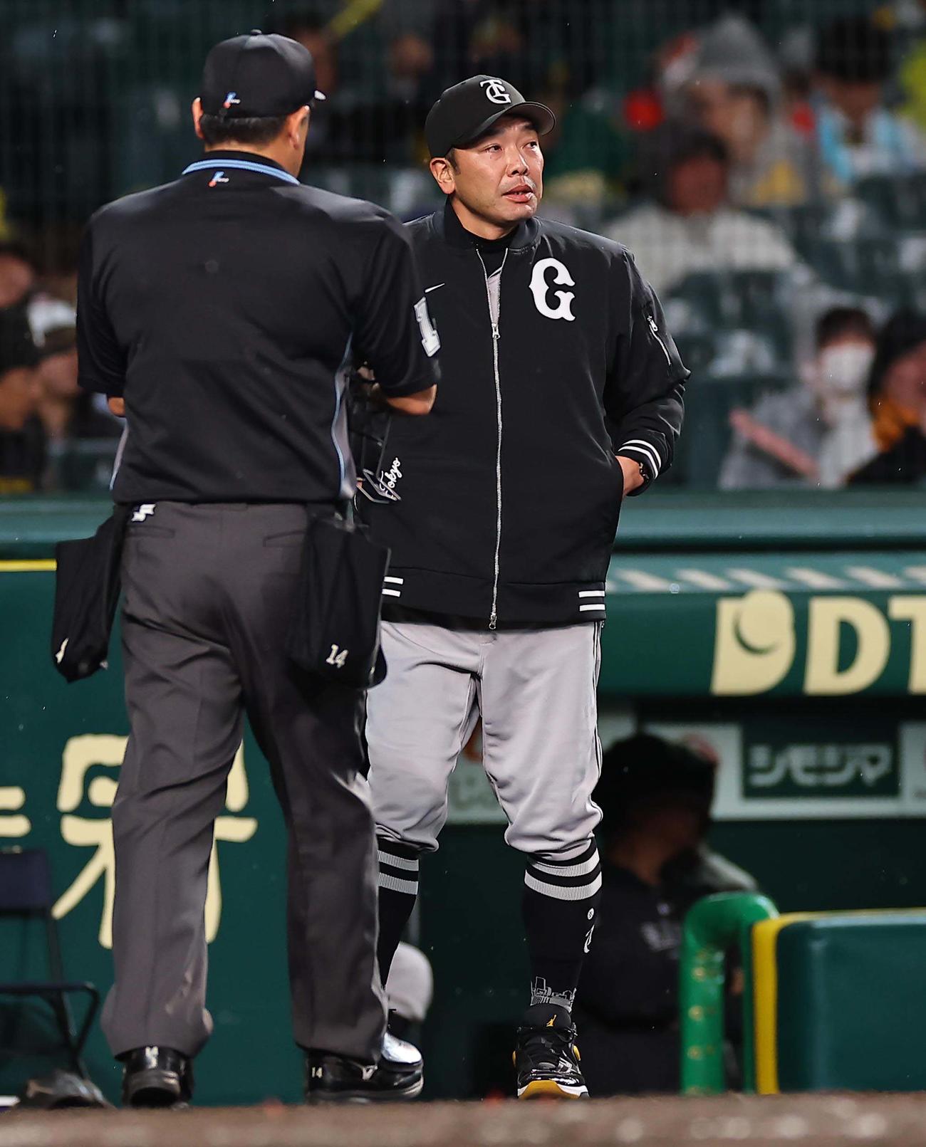 阪神対巨人　選手交代を告げる阿部監督（撮影・上田博志）