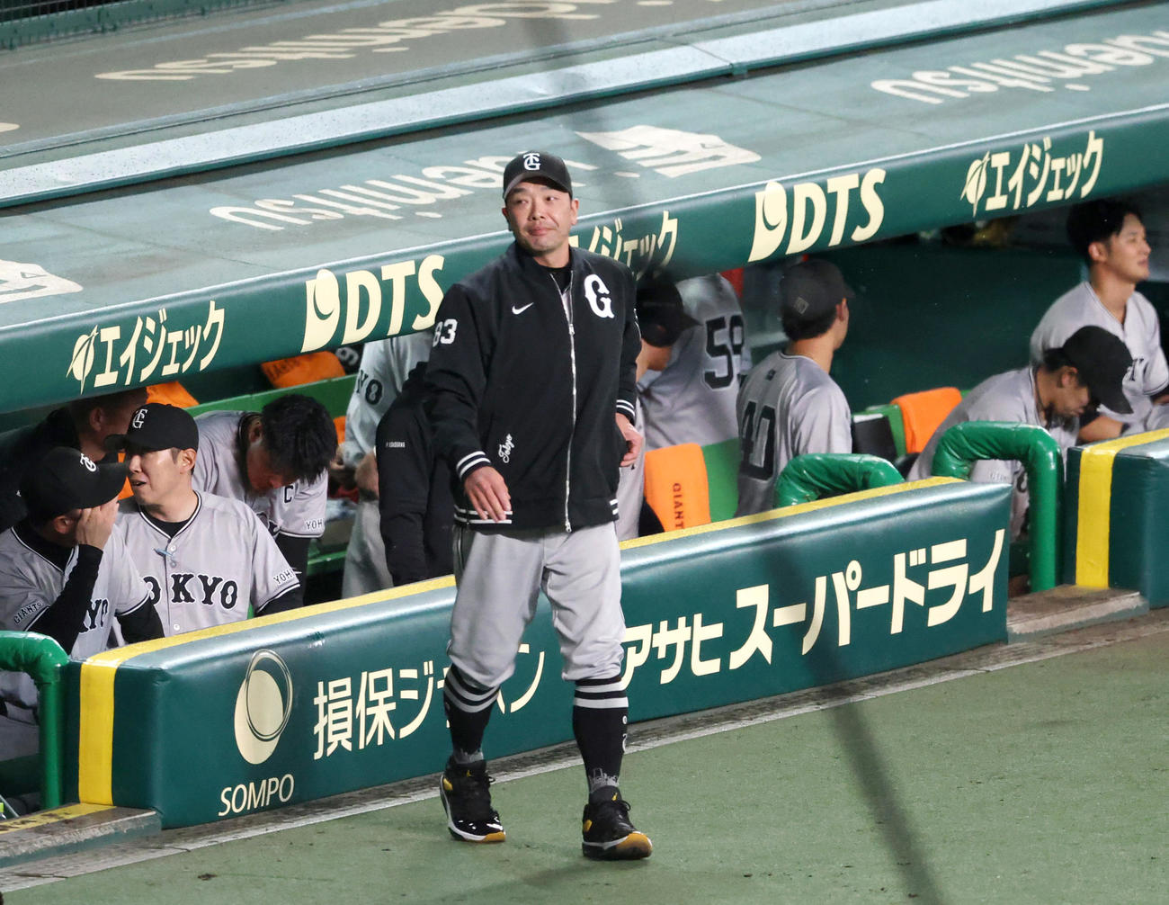 阪神対巨人　9回表終了後、巨人阿部監督選手交代でベンチを出る（撮影・上山淳一）