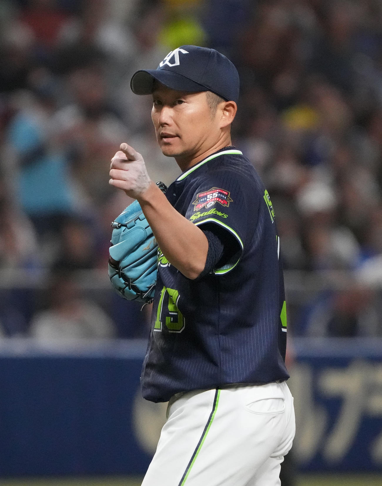 中日対ヤクルト　4回裏中日1死一塁、木下を併殺打に打ち取り中村に合図を送る石川（撮影・森本幸一）