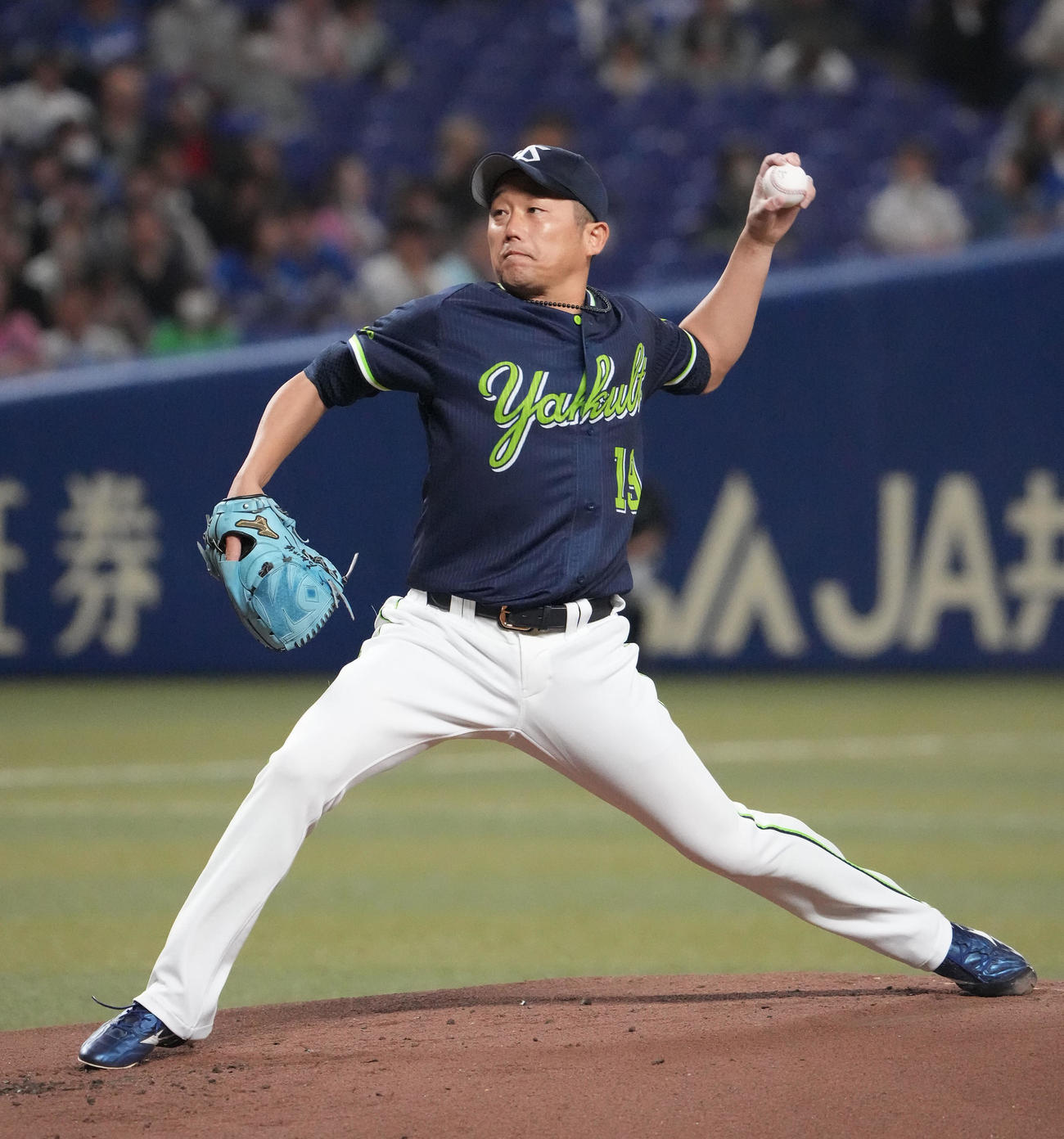 中日対ヤクルト　1回裏、登板するヤクルト先発の石川（撮影・森本幸一）