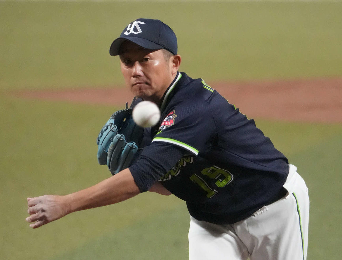 中日対ヤクルト　2回裏、力投するヤクルト先発の石川（撮影・森本幸一）