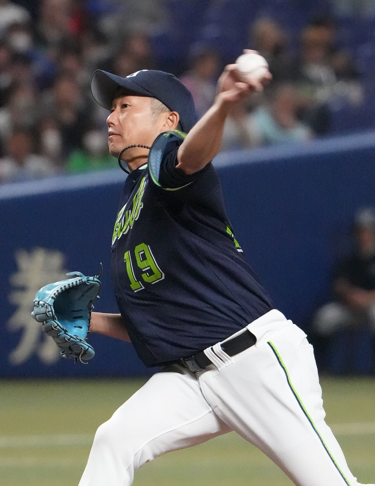 中日対ヤクルト　1回裏、登板するヤクルト先発の石川（撮影・森本幸一）
