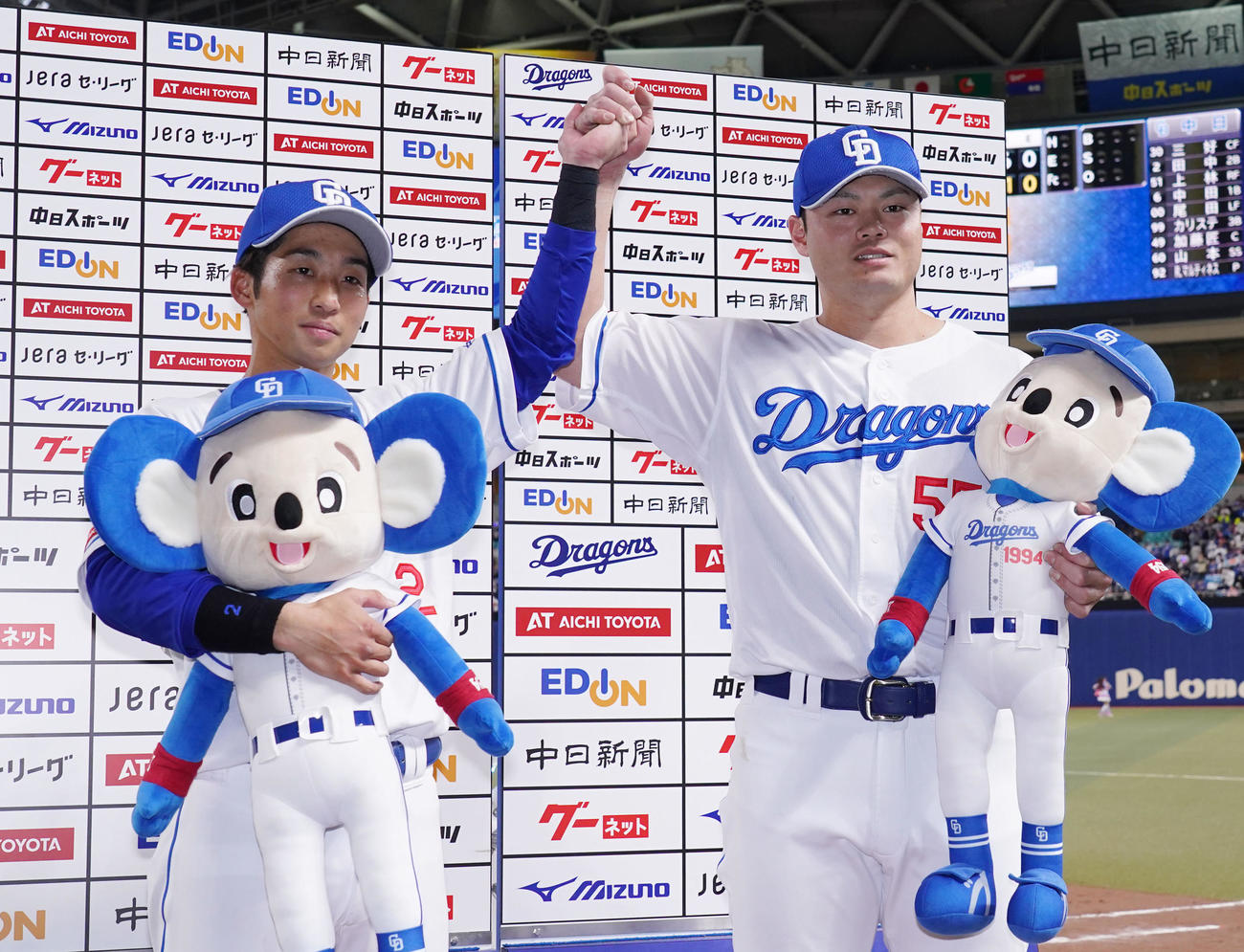 中日対ヤクルト　ヒーローインタビューを終えポーズを決める（左から）田中と細川（撮影・森本幸一）
