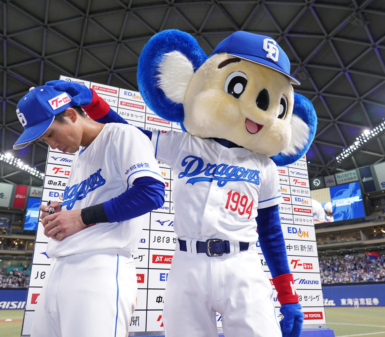 中日対ヤクルト　ドアラに頭をなでられる田中（撮影・森本幸一）