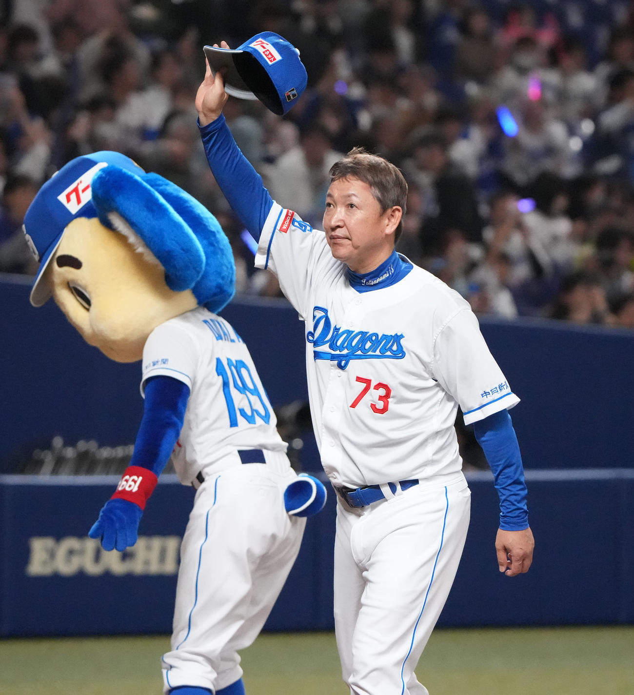中日対ヤクルト　試合終了、ヤクルトに逆転勝利し観客にあいさつをする立浪監督（右）（撮影・森本幸一）