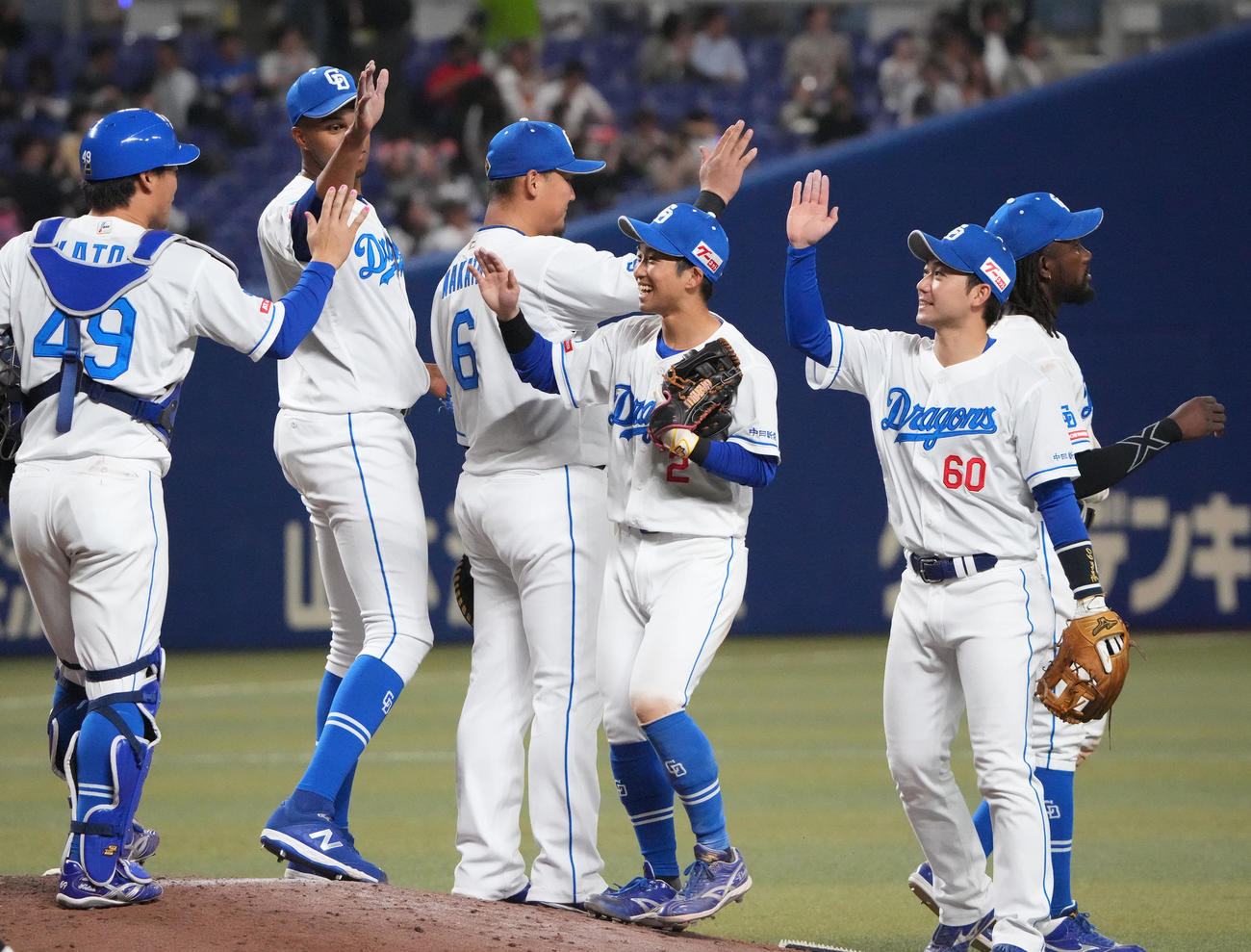 中日対ヤクルト　試合終了、ヤクルトに逆転勝利しタッチを交わす中日ナイン（撮影・森本幸一）