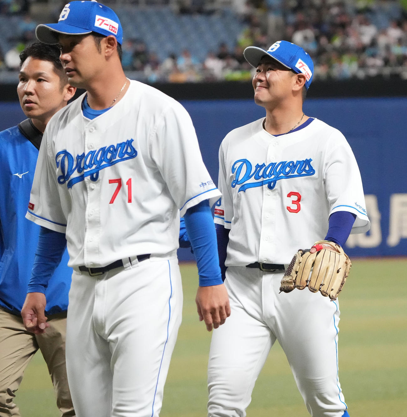 中日対ヤクルト　5回表ヤクルト2死三塁、北村の三ゴロを処理し顔をしかめる高橋周（右）（撮影・森本幸一）