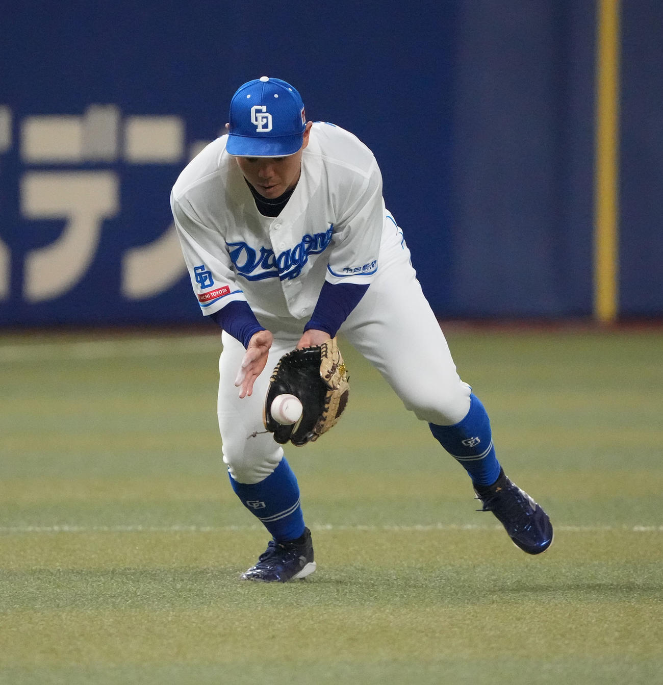 中日対ヤクルト　5回表ヤクルト2死三塁、北村の三ゴロを捕球する高橋周（撮影・森本幸一）