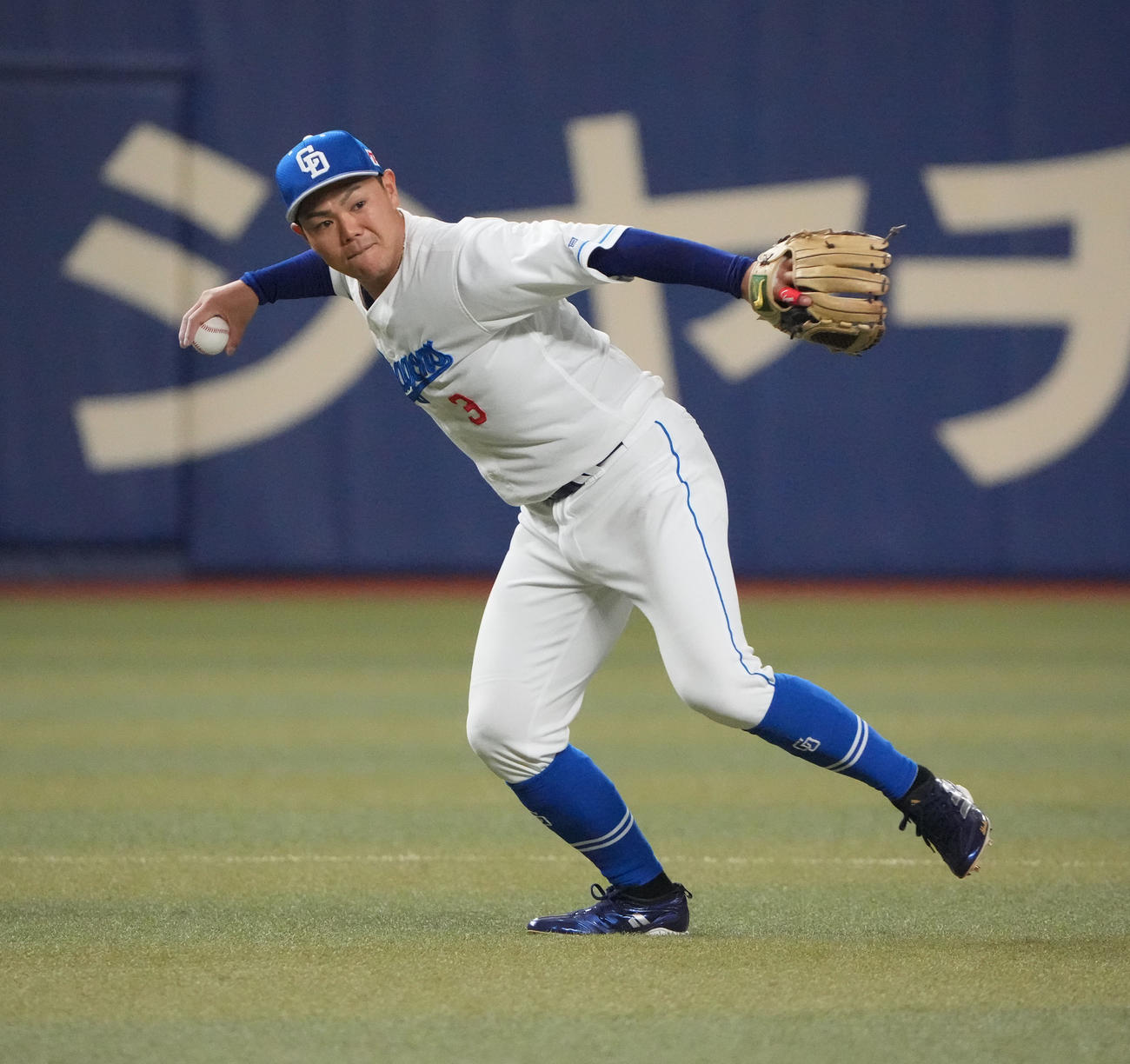 中日対ヤクルト　5回表ヤクルト2死三塁、北村の三ゴロを捕球し送球する高橋周（撮影・森本幸一）