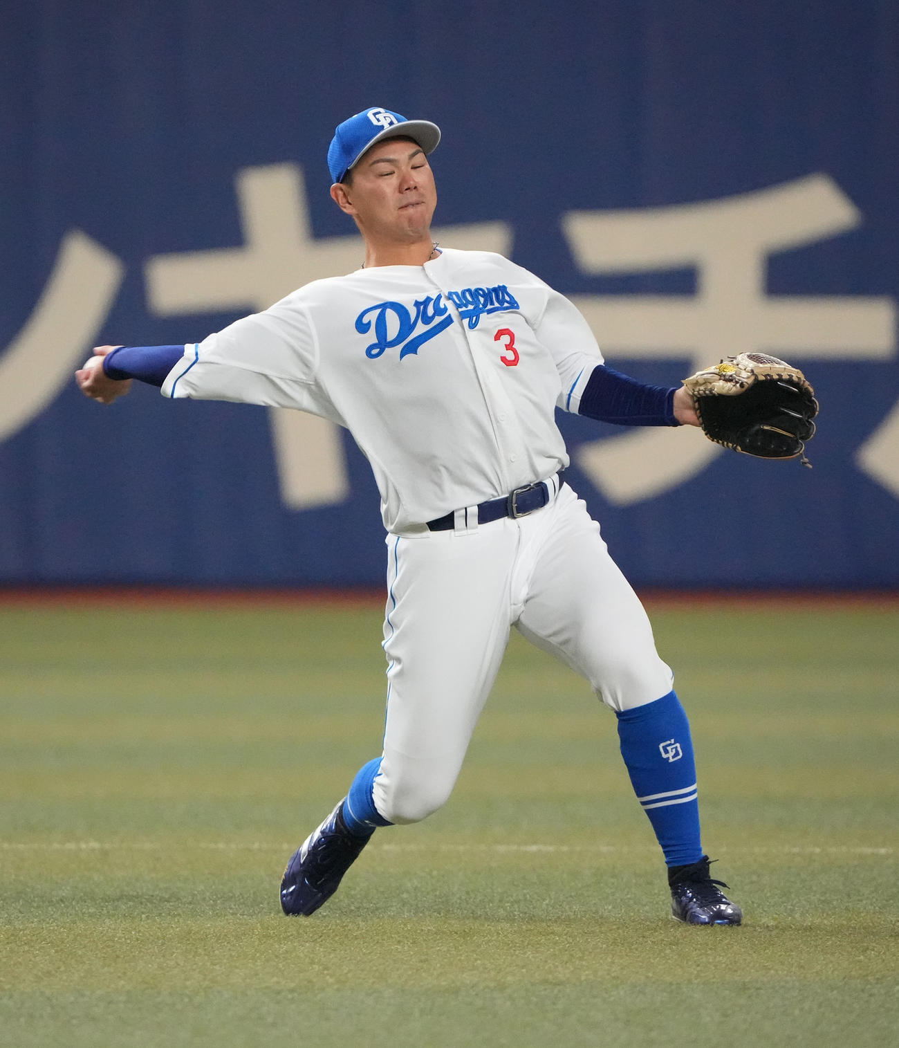 中日対ヤクルト　5回表ヤクルト2死三塁、北村の三ゴロを捕球し送球する高橋周（撮影・森本幸一）