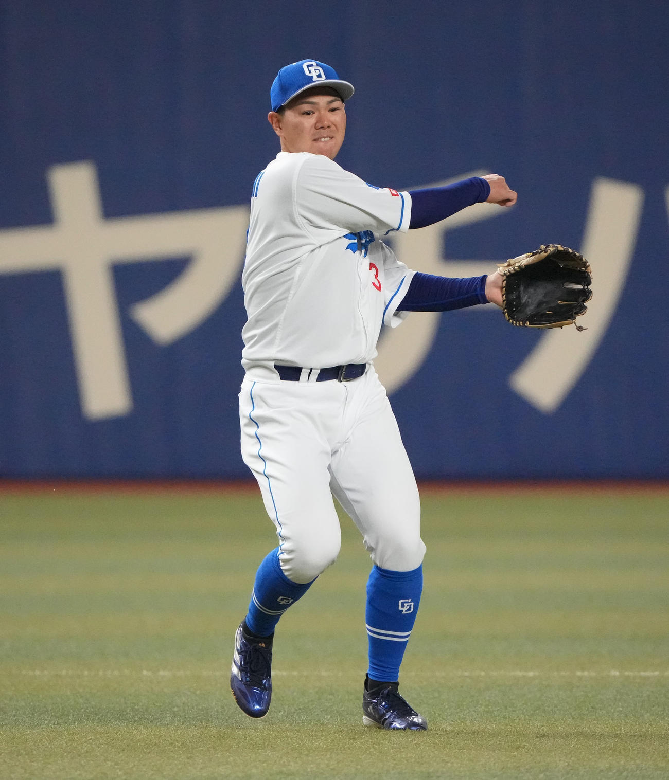 中日対ヤクルト　5回表ヤクルト2死三塁、北村の三ゴロを捕球し送球する高橋周（撮影・森本幸一）