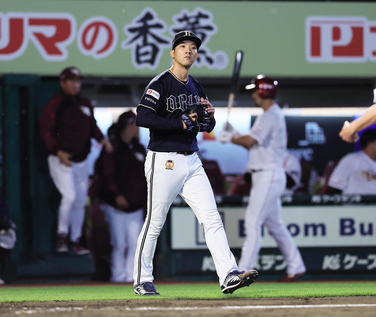 楽天対オリックス　1回裏楽天無死一、二塁、浅村に2点適時二塁打を浴びた田嶋（撮影・足立雅史）
