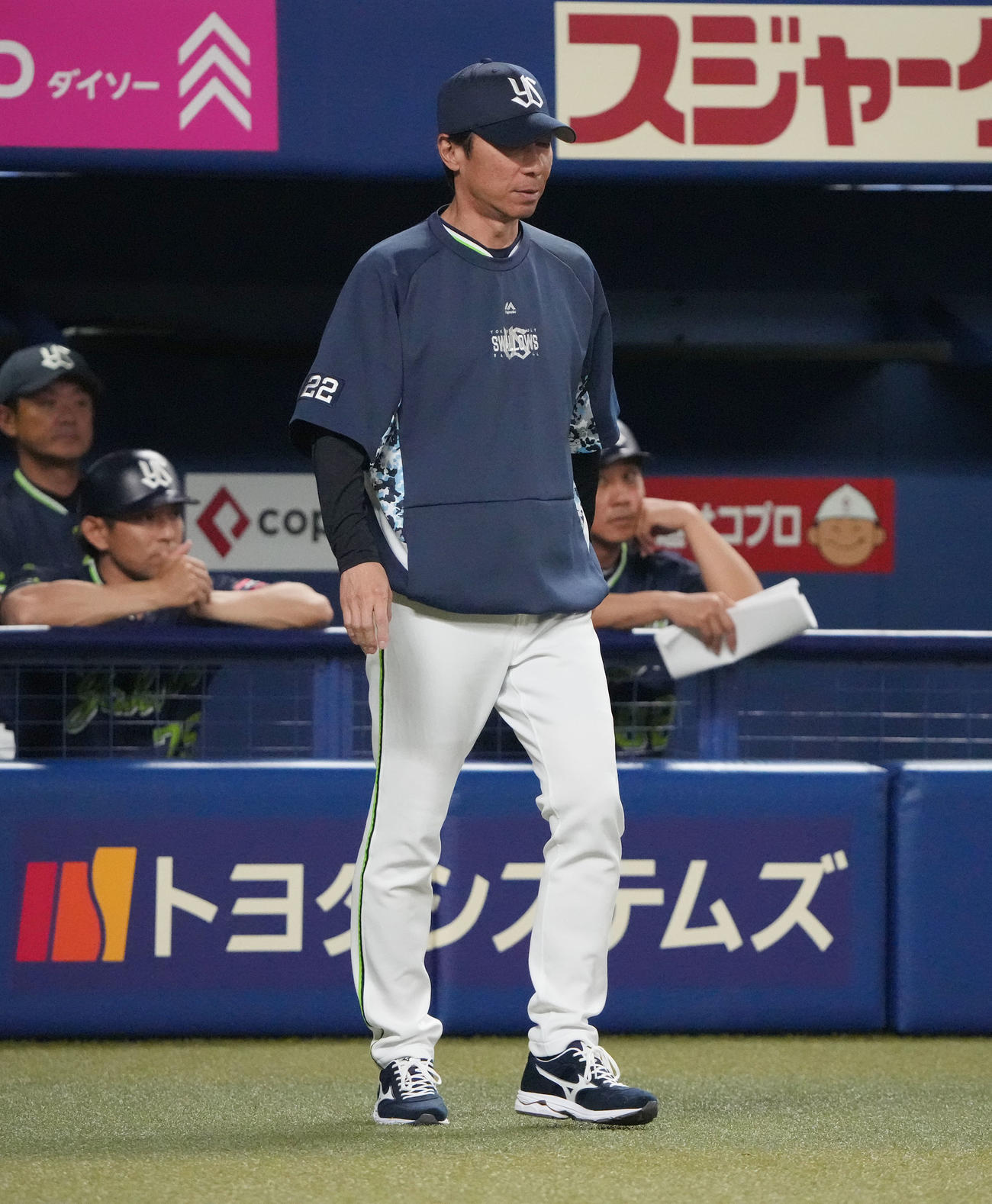 中日対ヤクルト　8回裏中日1死二、三塁、投手交代を告げる高津監督（撮影・森本幸一）