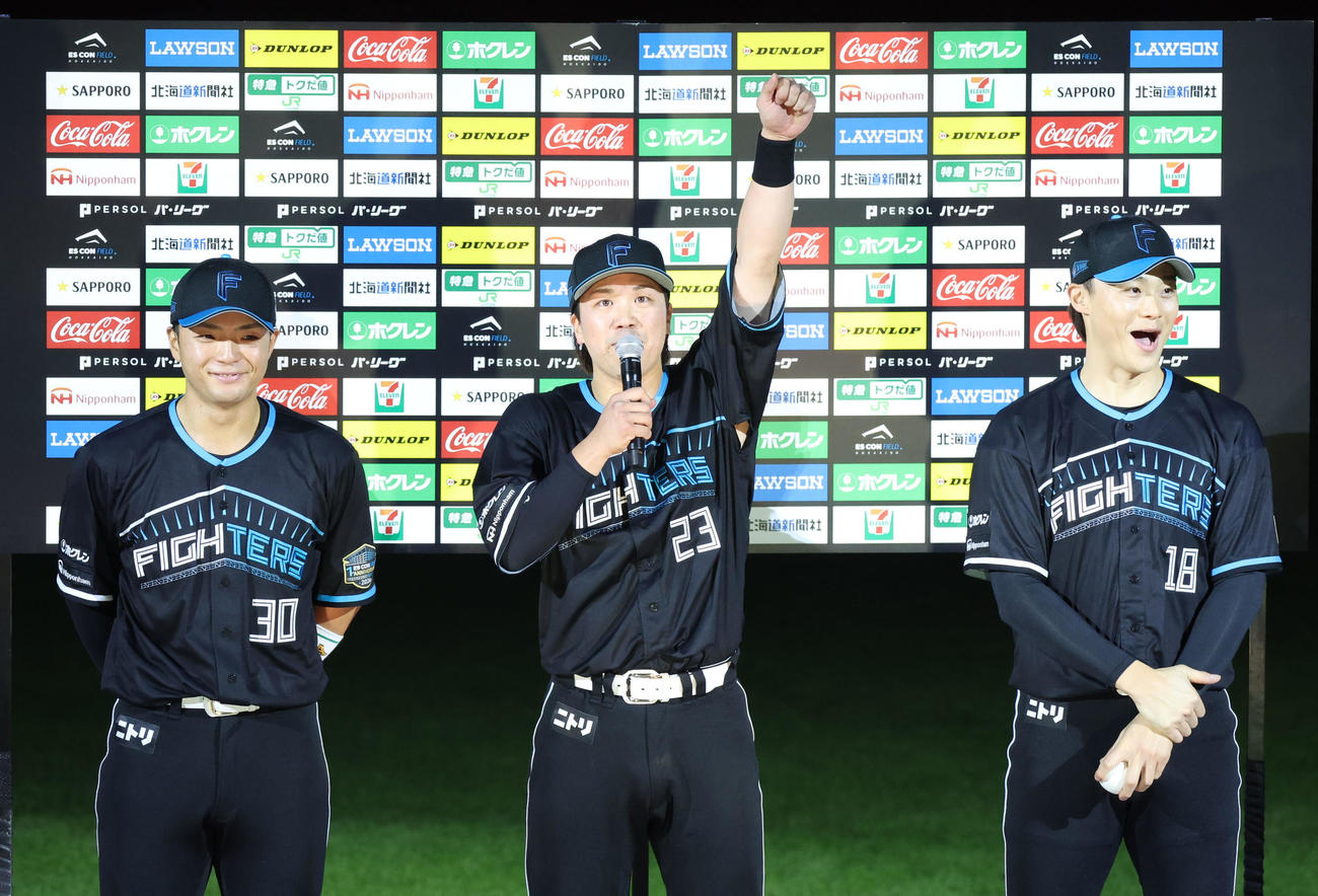 日本ハム対ソフトバンク　試合終了後、インタビューに応じる左から日本ハム郡司、伏見、山崎（撮影・佐藤翔太）