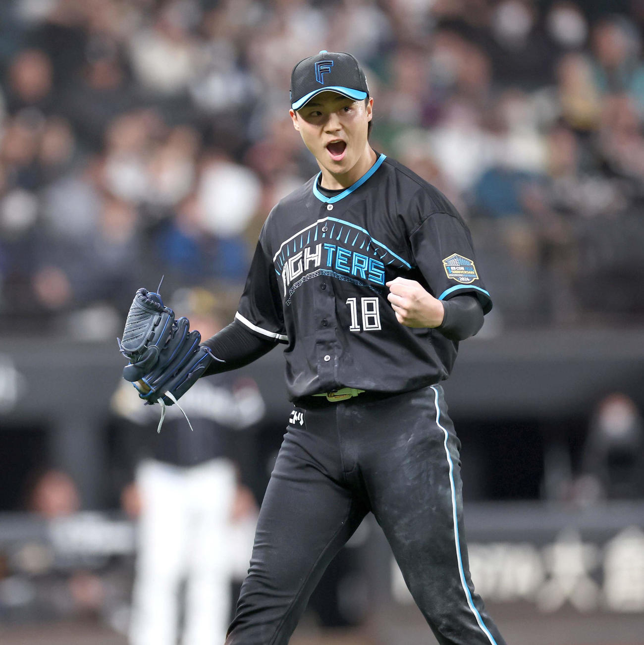 日本ハム対ソフトバンク　7回表ソフトバンク1死一塁、周東を併殺にとりガッツポーズの山崎（撮影・黒川智章）