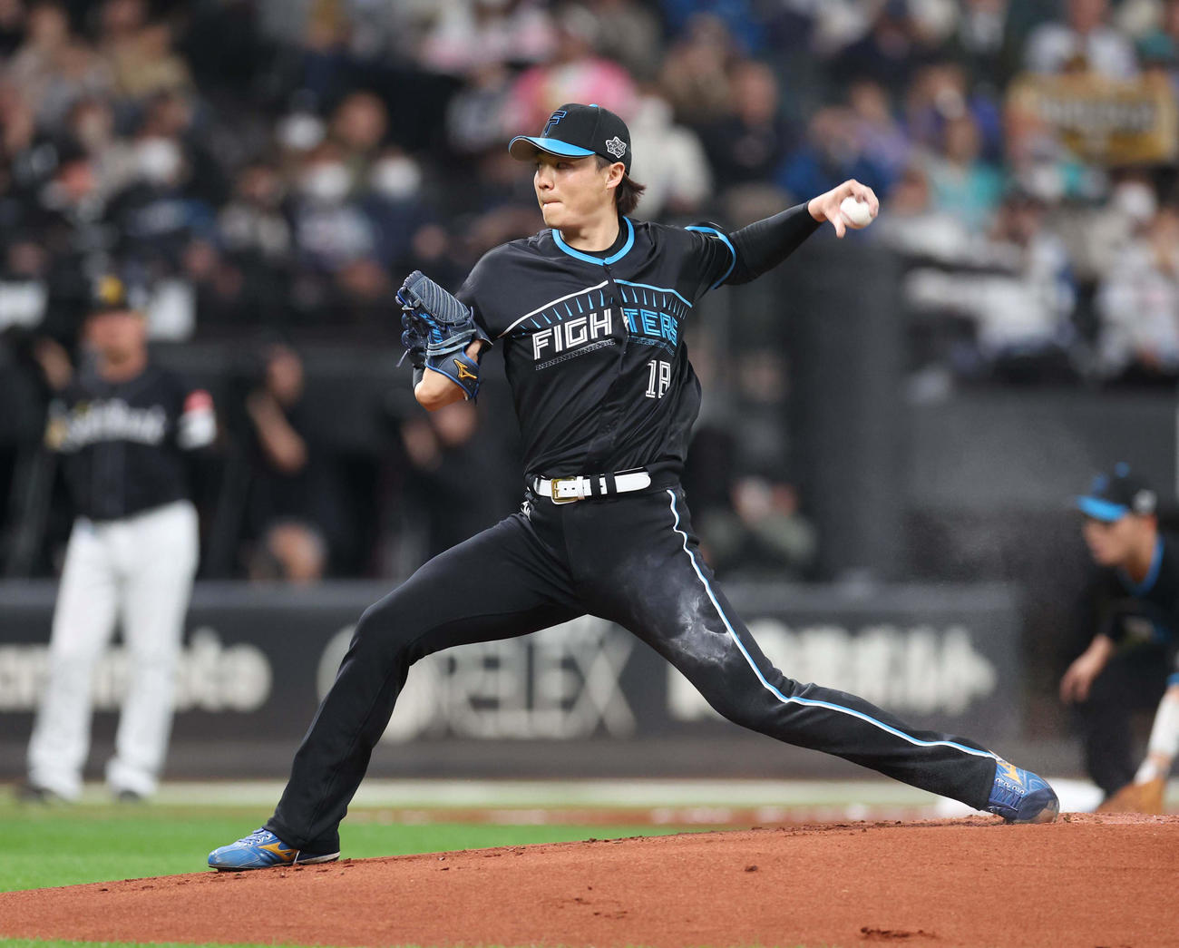日本ハム対ソフトバンク　力投する日本ハム先発の山崎（撮影・黒川智章）