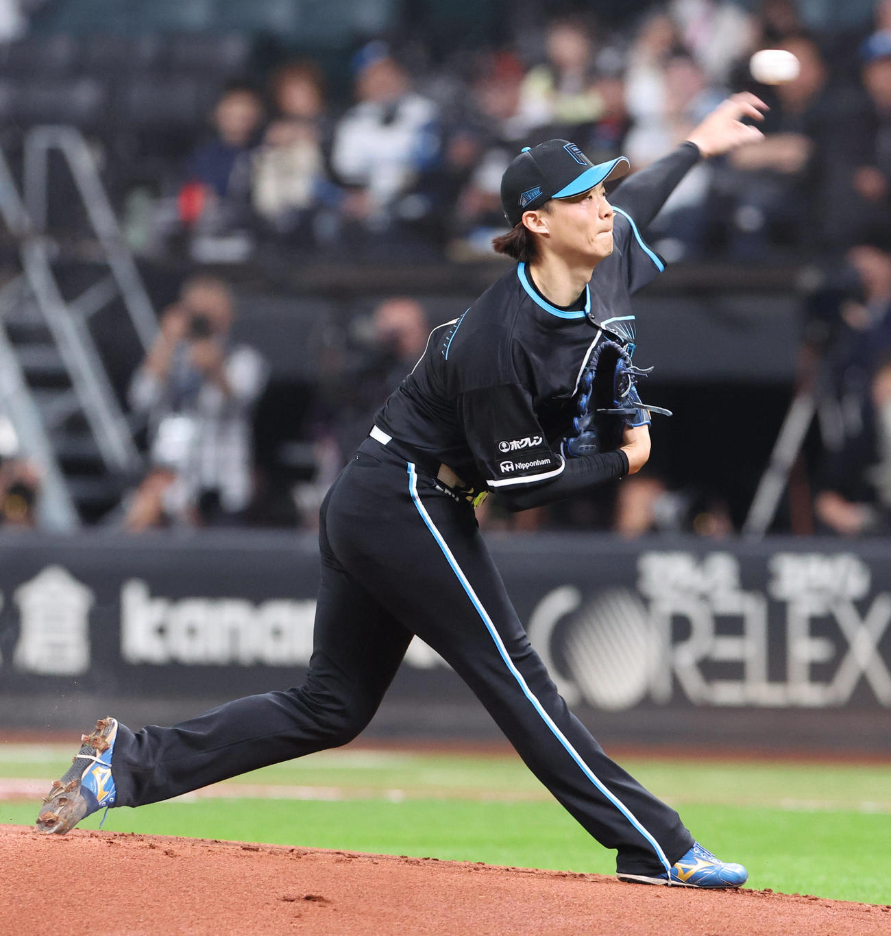 日本ハム対ソフトバンク　力投する日本ハム先発の山崎（撮影・佐藤翔太）