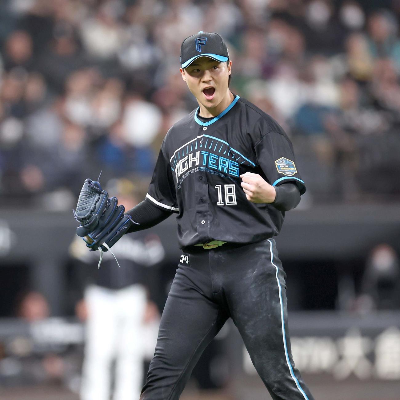 日本ハム対ソフトバンク　7回表ソフトバンク1死一塁、周東を併殺にとりガッポーズの山崎（撮影・黒川智章）
