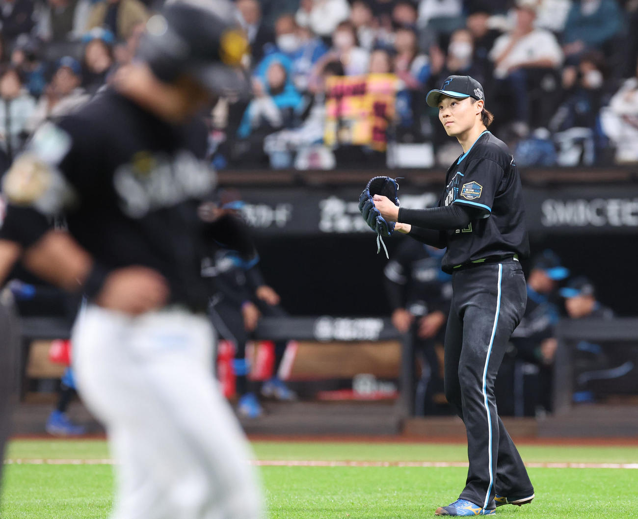 日本ハム対ソフトバンク　4回表を無失点に抑えグラブをたたく山崎（撮影・佐藤翔太）