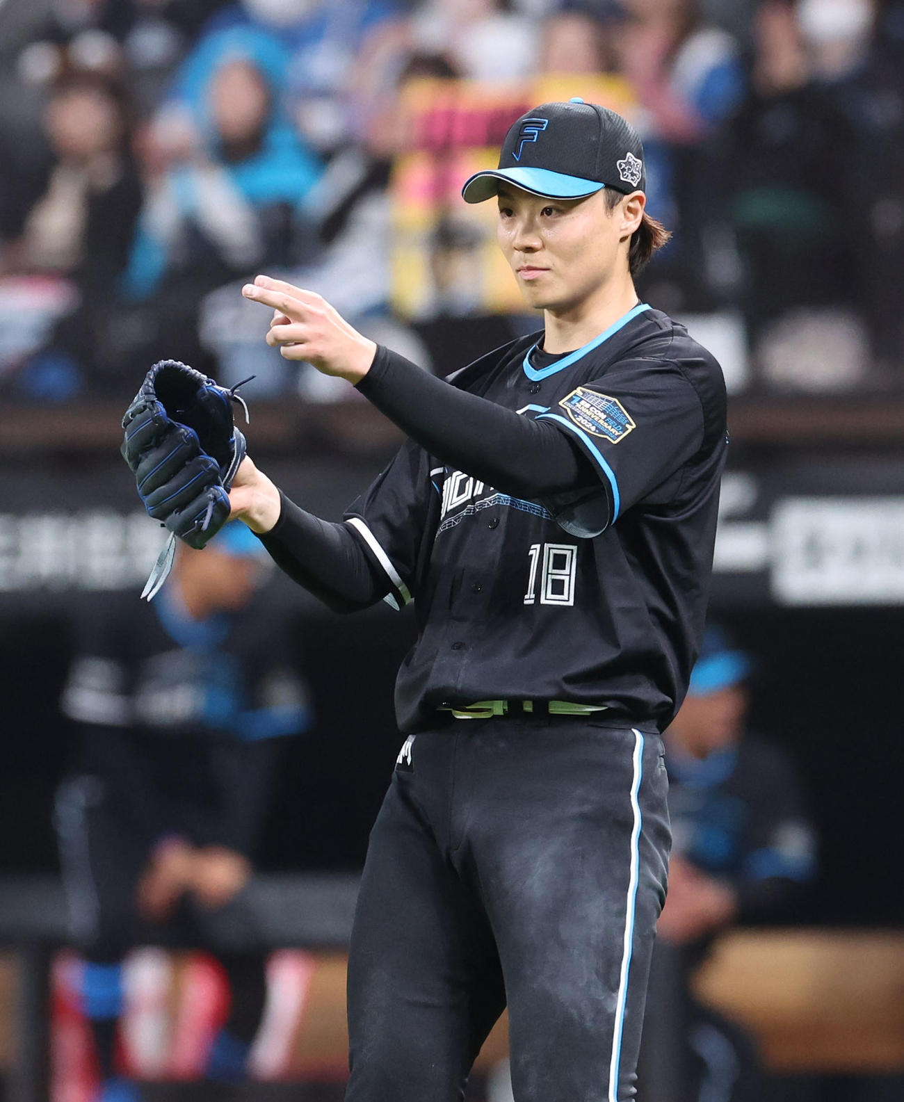 日本ハム対ソフトバンク　4回表ソフトバンク2死一、二塁、甲斐を三飛に仕留めポーズをとる山崎（撮影・佐藤翔太）