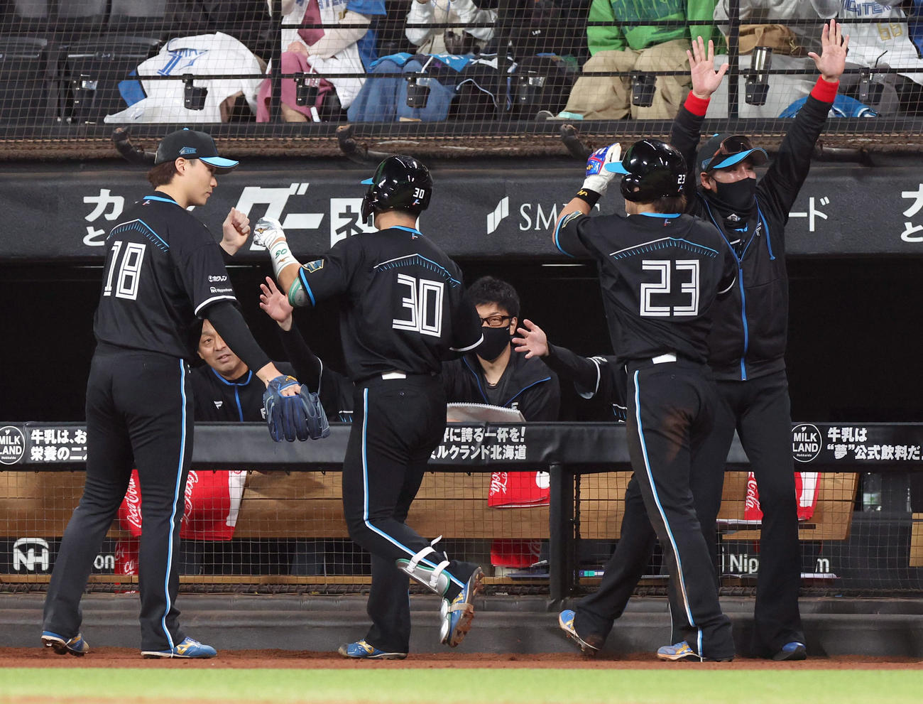 日本ハム対ソフトバンク　3回裏日本ハム1死一、二塁、山崎（左）は中越え3点本塁打を放った郡司を出迎える（撮影・佐藤翔太）