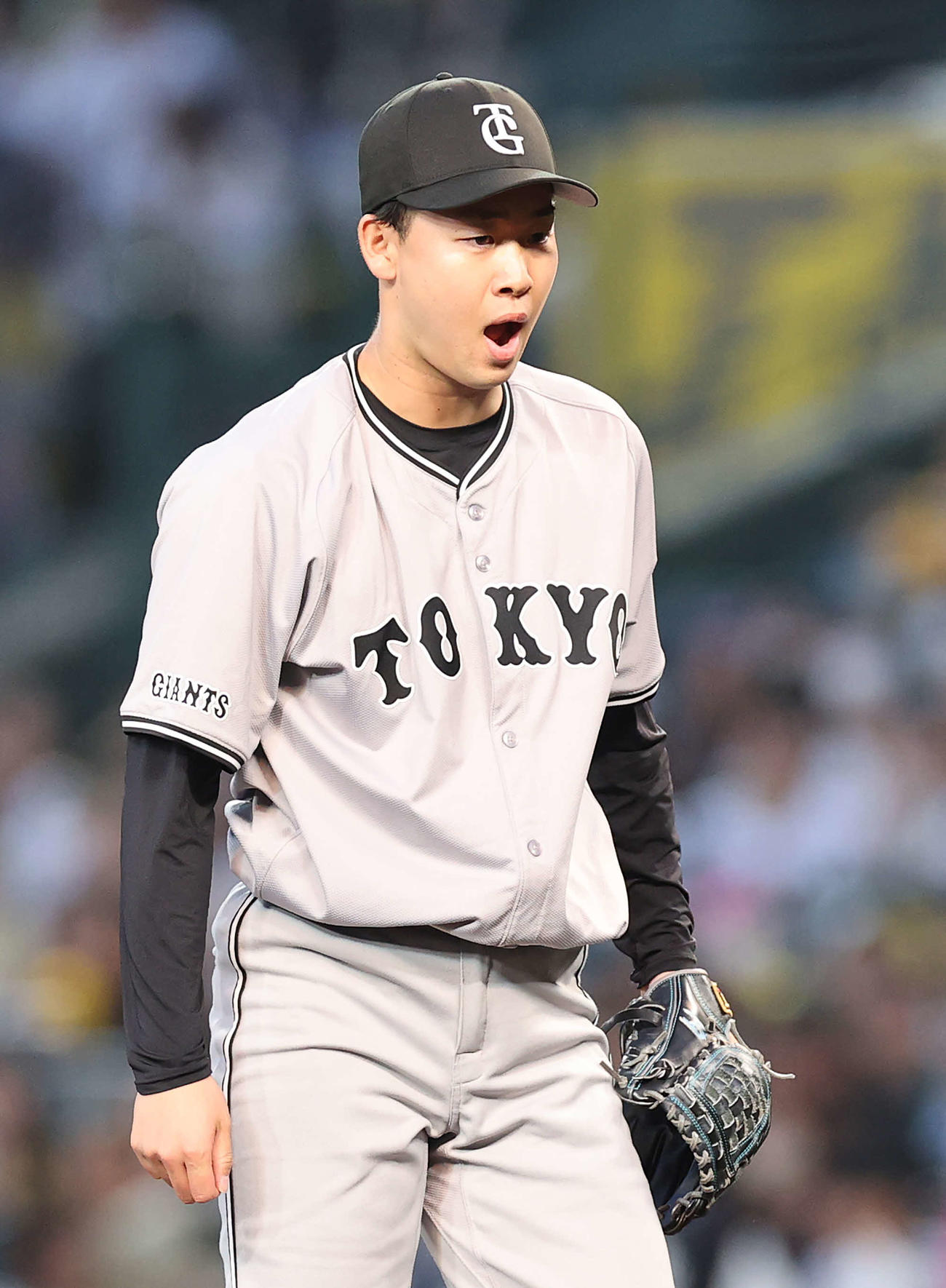 阪神対巨人　1回裏阪神2死一、三塁、佐藤輝を空振り三振に仕留め声を出す山崎伊（撮影・河野匠）