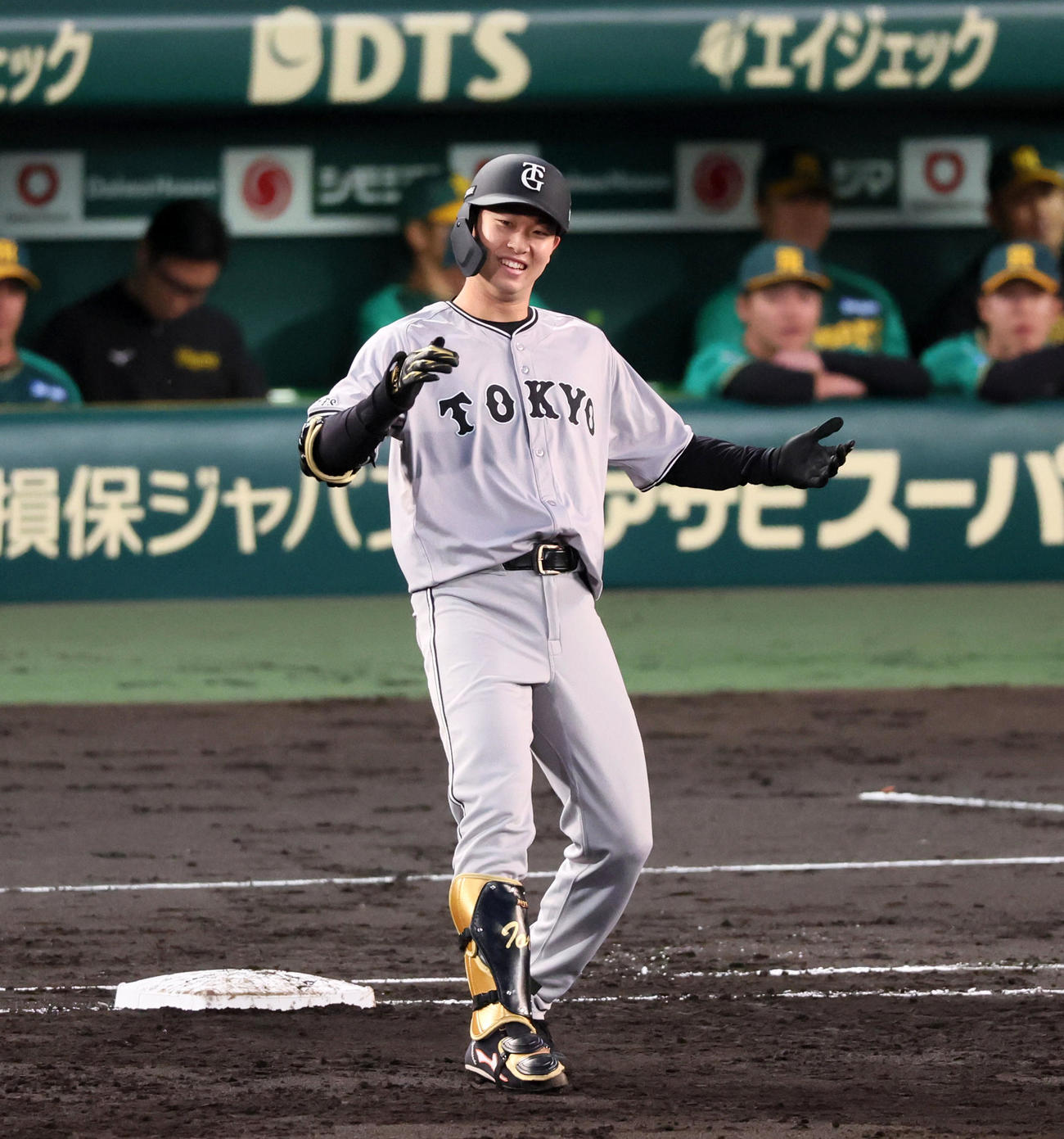 阪神対巨人　3回表巨人1死三塁、山崎伊は中適時打を放ち笑顔を見せる（撮影・加藤哉）