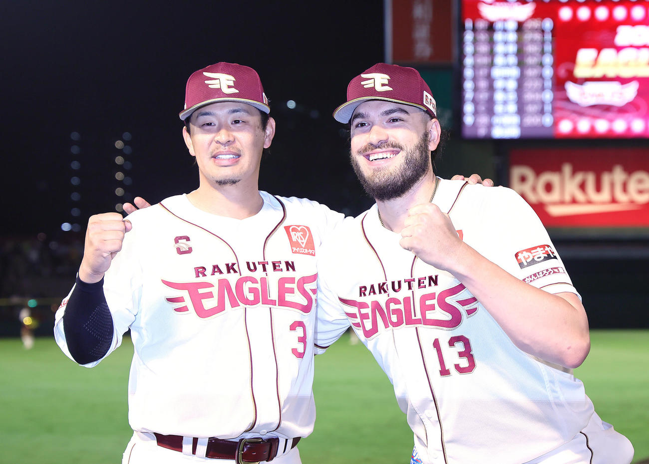 楽天対オリックス　お立ち台で笑顔を見せる楽天の浅村（左）とポンセ（撮影・足立雅史）